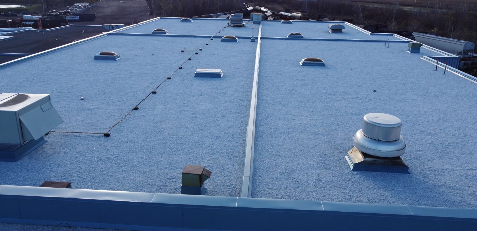 Large flat industrial roof in Quebec, a candidate for a rooftop solar array