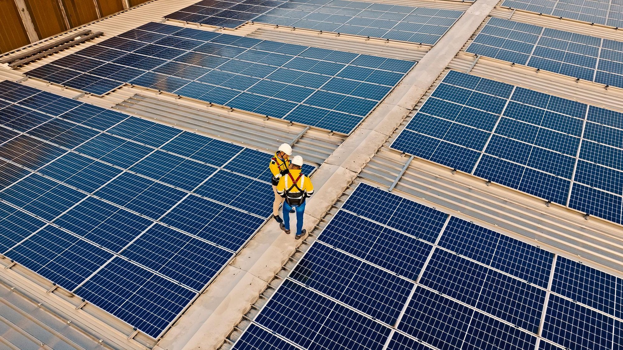 Techniciens spécialisés inspectant un parc solaire sur toiture