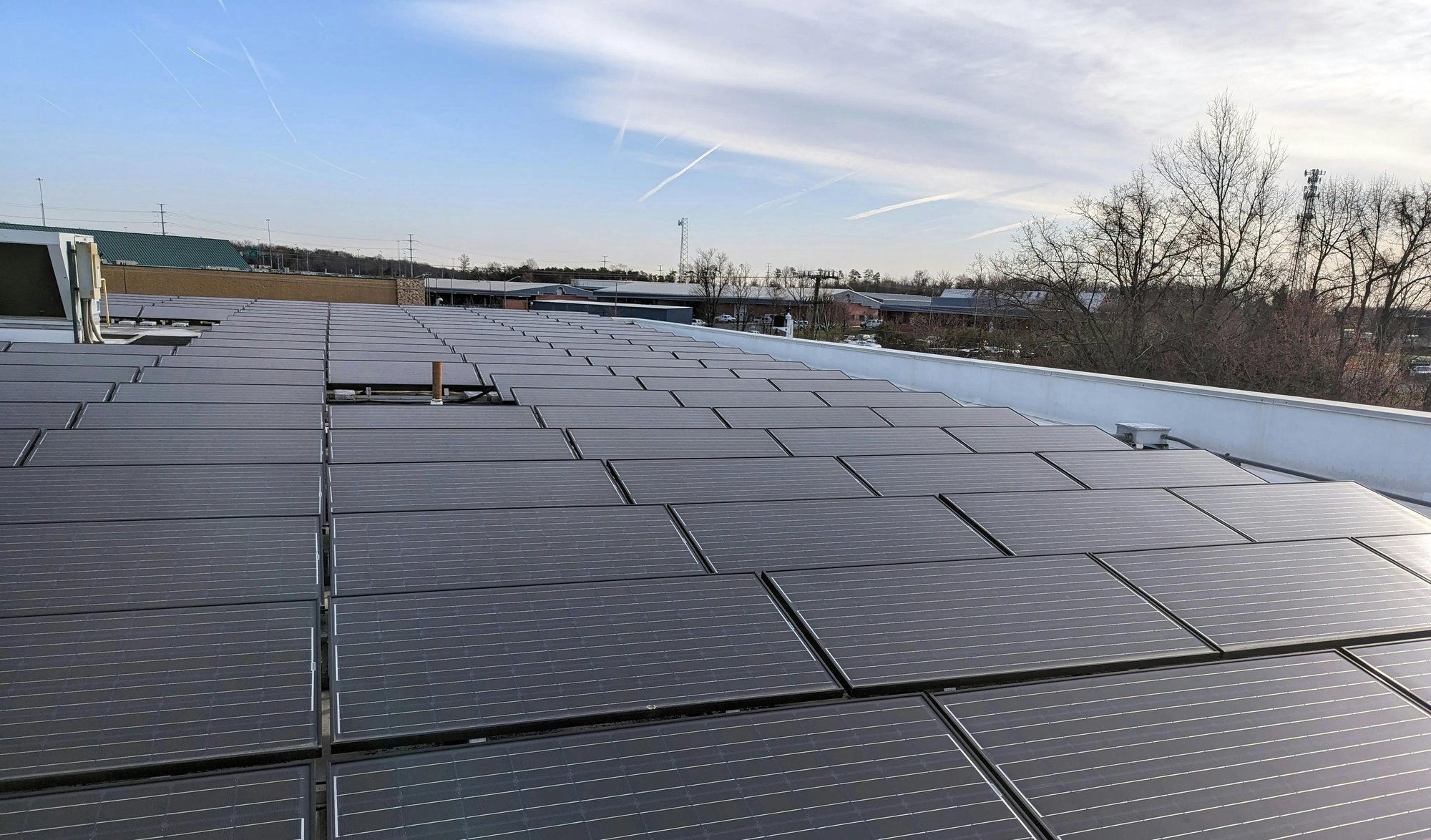Installation et ancrage de panneaux solaires sur toiture commerciale